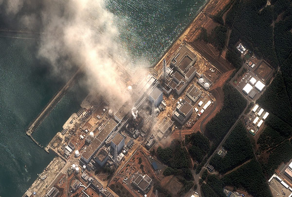 японская атомная станция Фукусима после взрыва