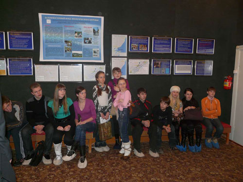 дети на открытии выставки в музее г. Дальнегорска, посвященной работе проекта